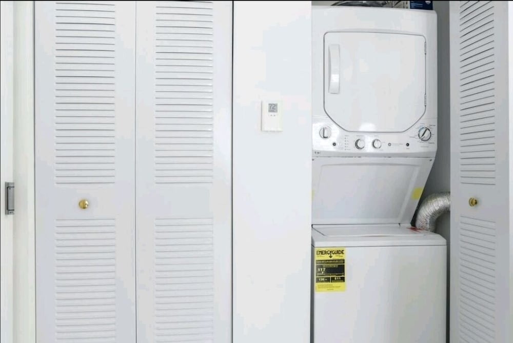 NEWLY REMODELED 2/2 MIDTOWN MIAMI FREE PARKING