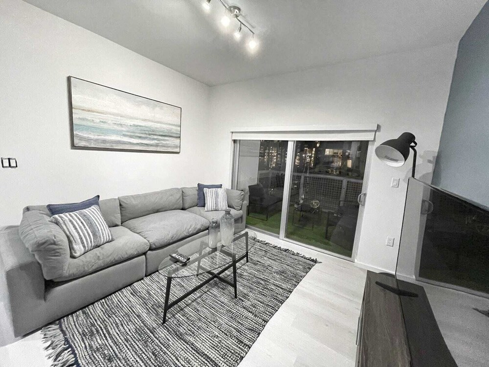 NEWLY REMODELED 2/2 MIDTOWN MIAMI FREE PARKING