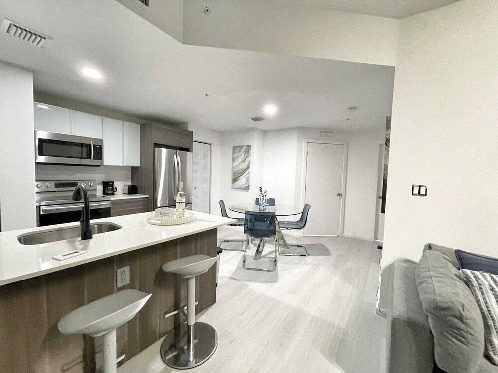 NEWLY REMODELED 2/2 MIDTOWN MIAMI FREE PARKING