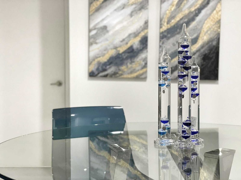 NEWLY REMODELED 2/2 MIDTOWN MIAMI FREE PARKING