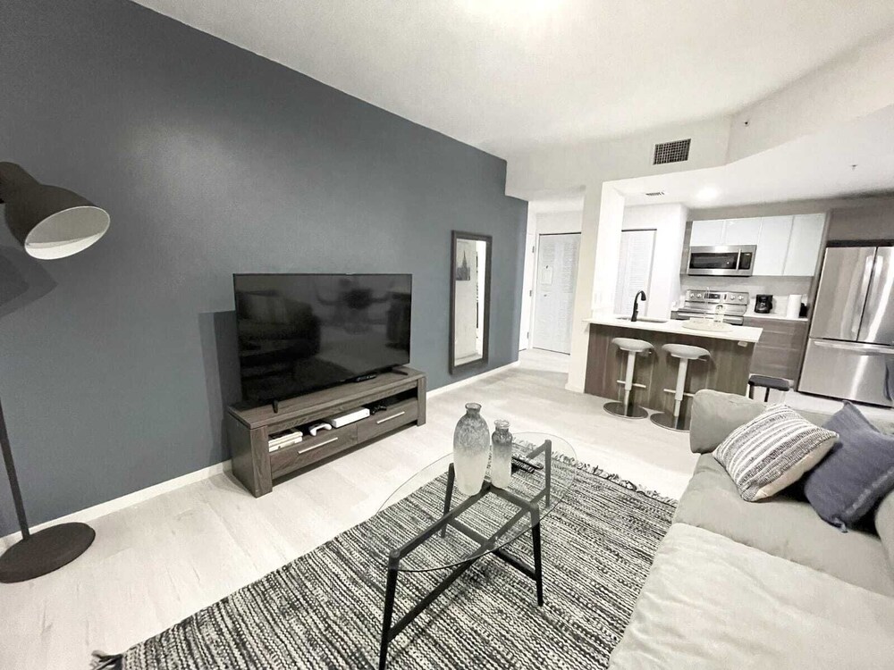 NEWLY REMODELED 2/2 MIDTOWN MIAMI FREE PARKING