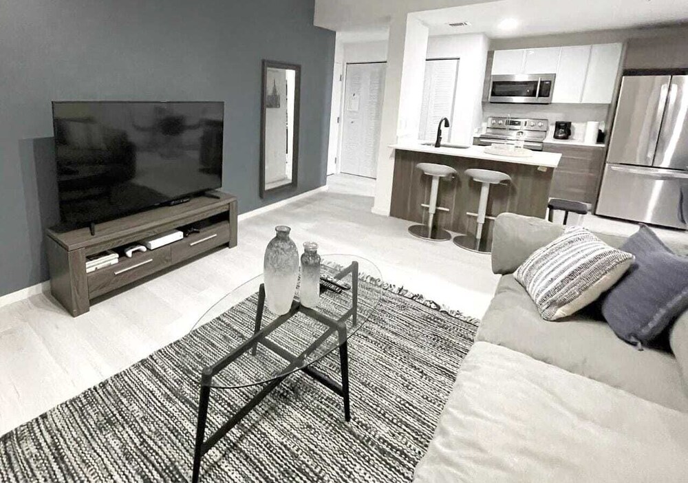 NEWLY REMODELED 2/2 MIDTOWN MIAMI FREE PARKING