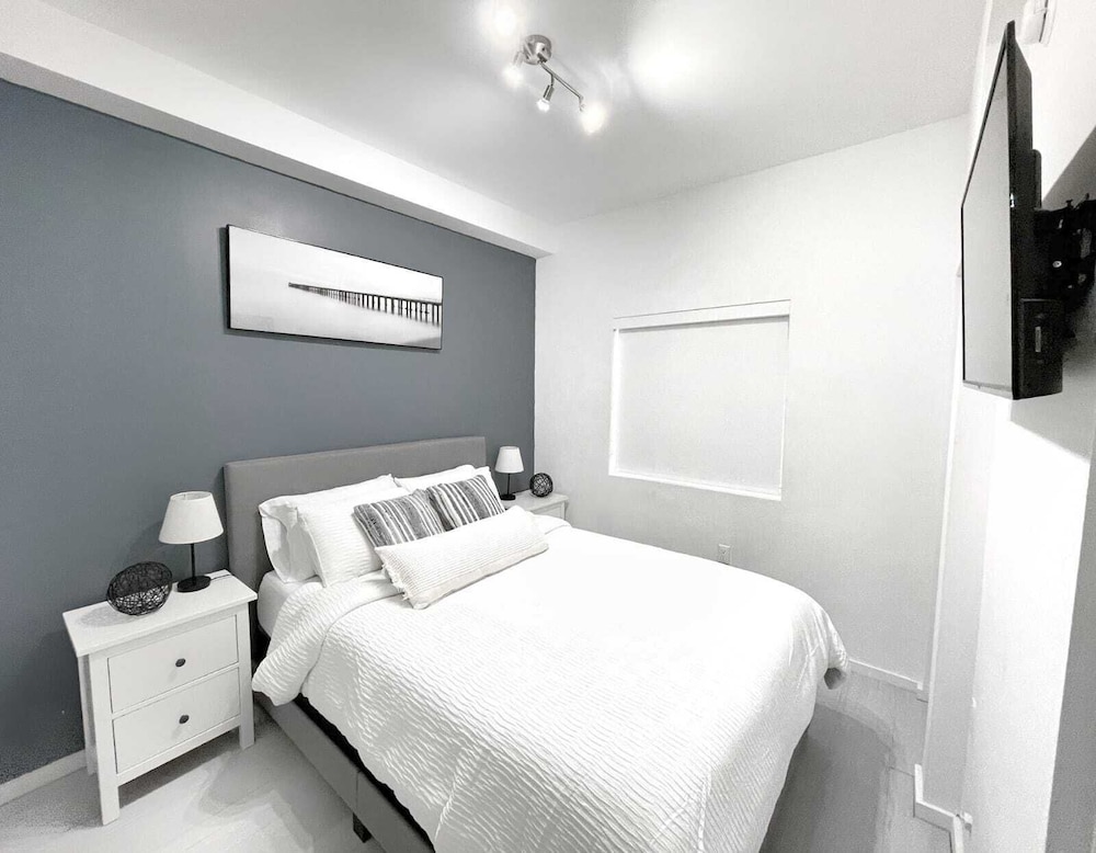 NEWLY REMODELED 2/2 MIDTOWN MIAMI FREE PARKING