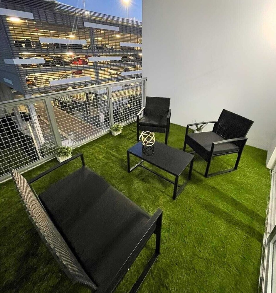 NEWLY REMODELED 2/2 MIDTOWN MIAMI FREE PARKING