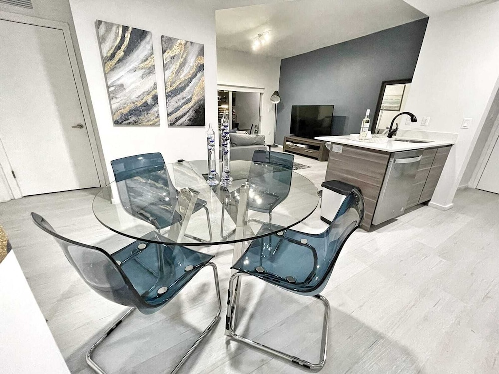 NEWLY REMODELED 2/2 MIDTOWN MIAMI FREE PARKING