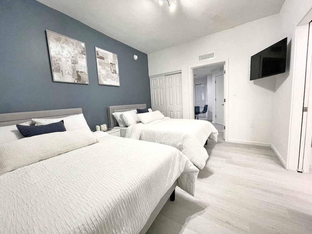 NEWLY REMODELED 2/2 MIDTOWN MIAMI FREE PARKING