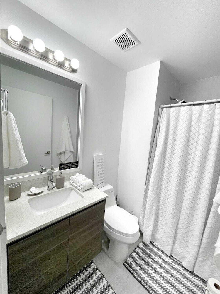 NEWLY REMODELED 2/2 MIDTOWN MIAMI FREE PARKING