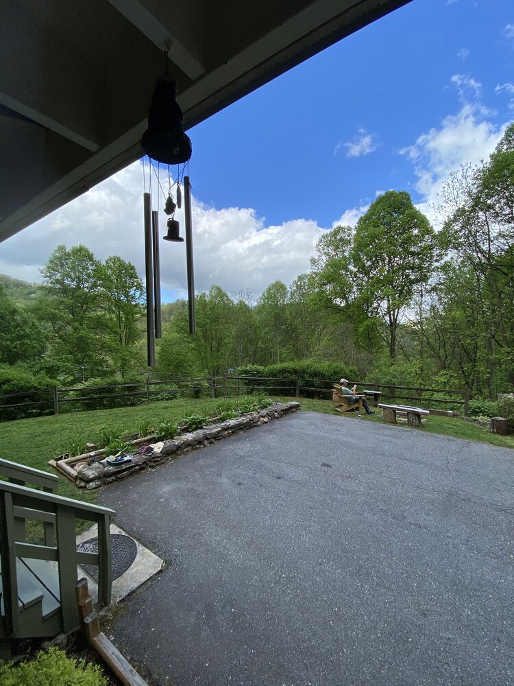 Quaint Mountain Chalet situated above Maggie Valley Country Club