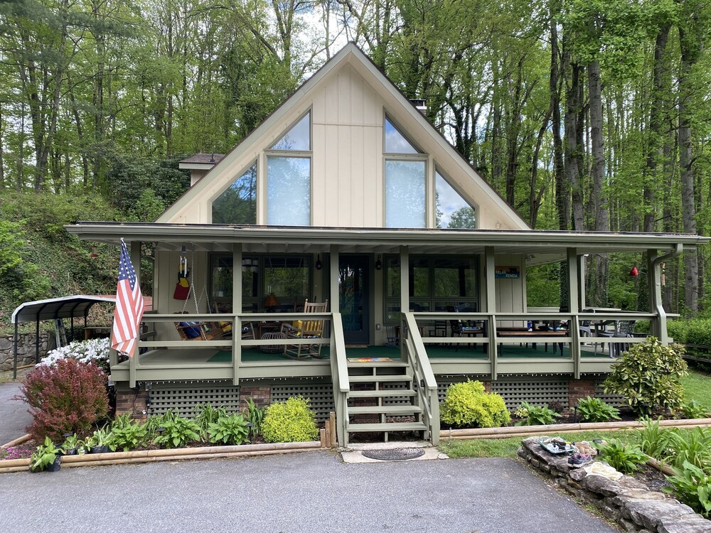 Quaint Mountain Chalet situated above Maggie Valley Country Club