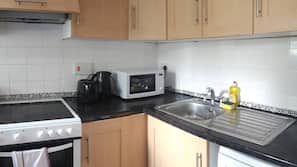 Full-sized fridge, microwave, coffee/tea maker, electric kettle