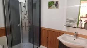 Douche, articles de toilette gratuits, sèche-cheveux