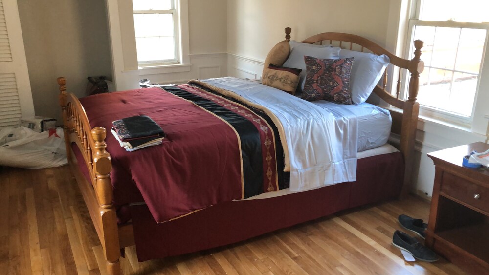 Etinde House is located ten minutes from Umass, Amherst College