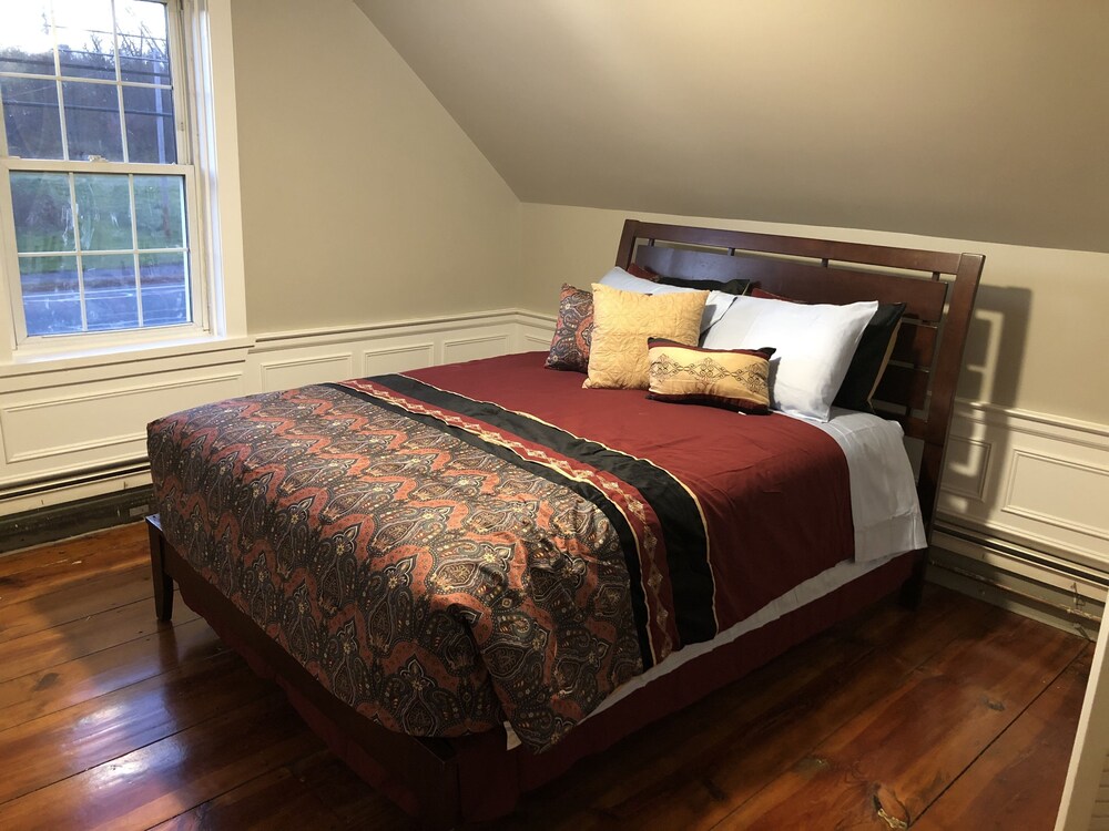 Etinde House is located ten minutes from Umass, Amherst College