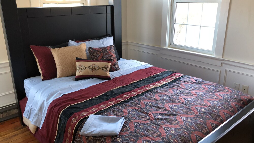 Etinde House is located ten minutes from Umass, Amherst College