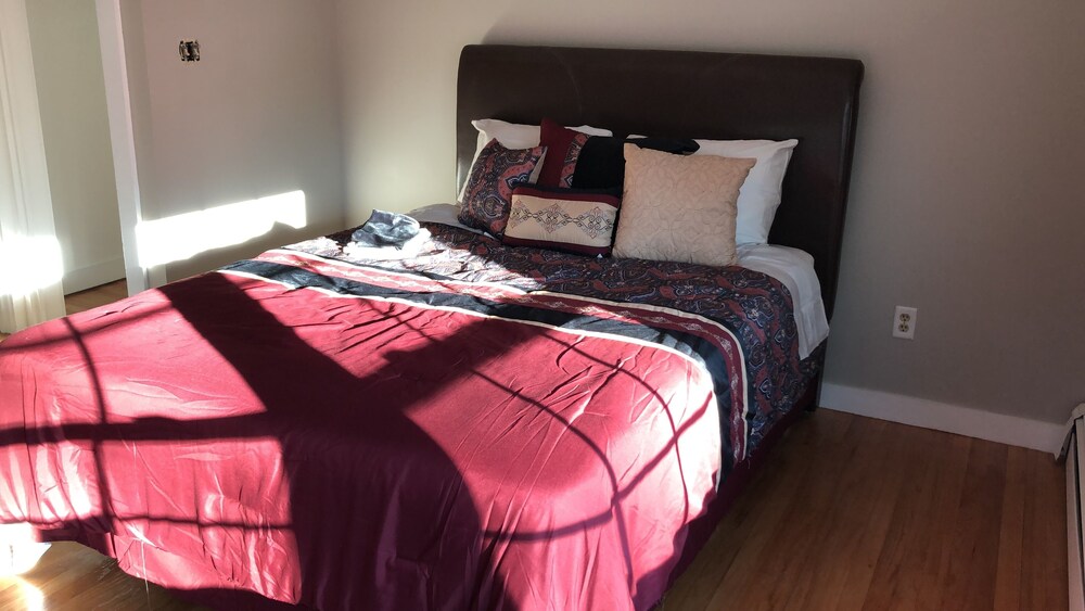 Etinde House is located ten minutes from Umass, Amherst College