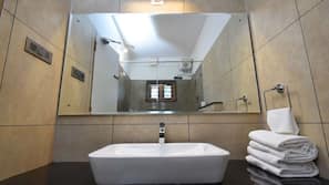 Shower, hydromassage showerhead, free toiletries, towels