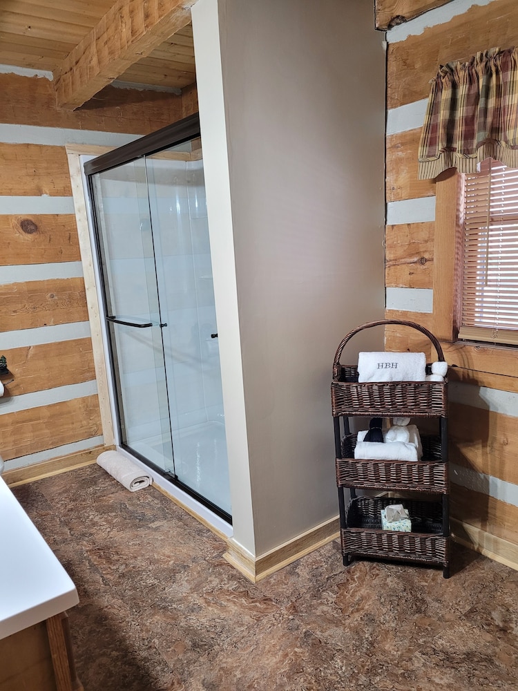 Private Gatlinburg Cabin~ Sleeps 8 ~ Hot Tub ~ Pool Table