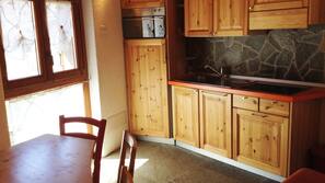 Frigorífico, horno, placa de cocina y lavavajillas