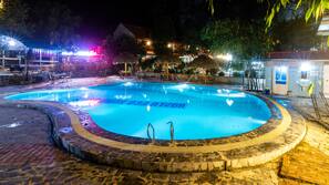 Outdoor pool, pool umbrellas, sun loungers