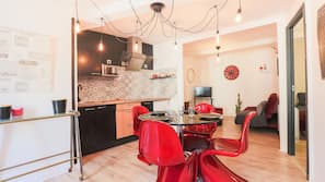 Réfrigérateur, micro-ondes, fourneau de cuisine, cafetière/bouilloire