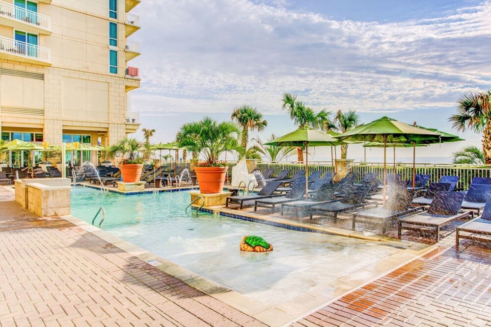 Penthouse Suite on the Ocean - Beautiful Balcony Views, Norfolk