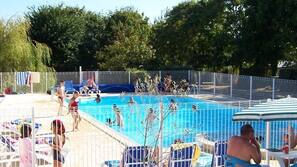 Piscine extérieure (ouverte en saison)