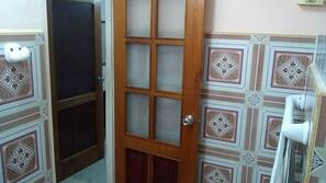 Shower, rainfall showerhead, free toiletries, hair dryer