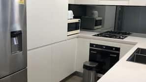 Full-sized fridge, microwave, oven, hob