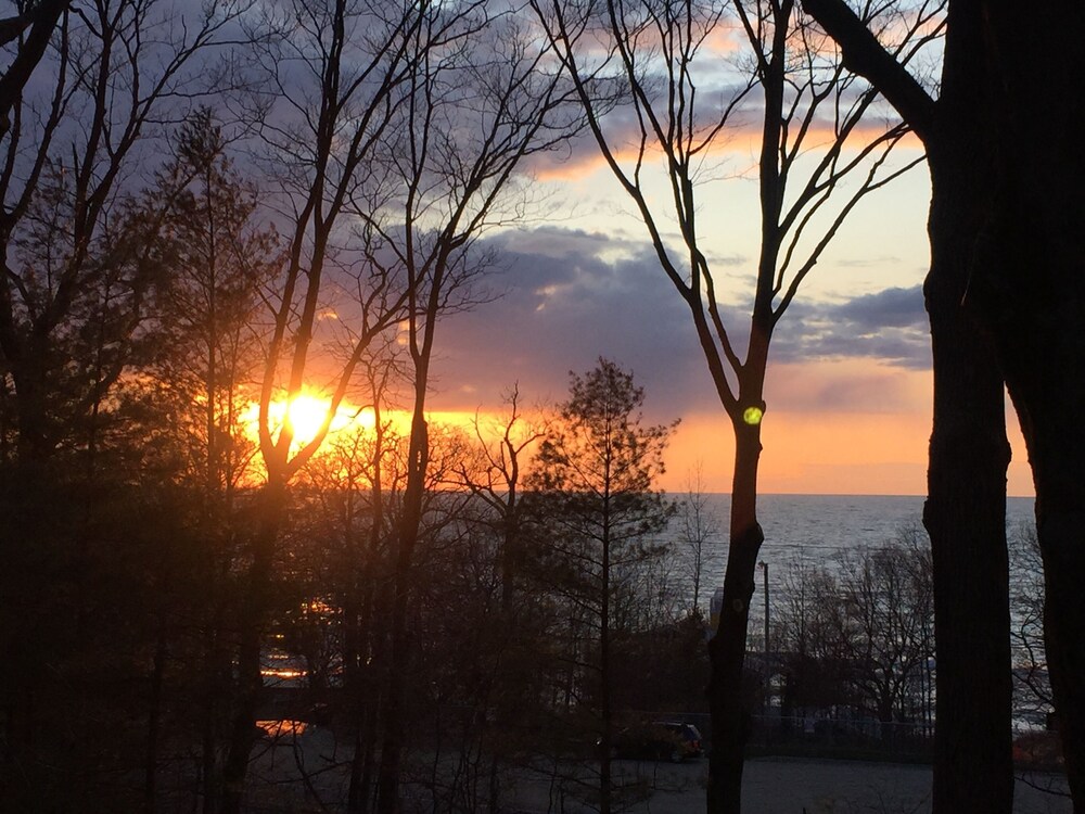 Norwood Cottage on lake Michigan, sleeps 6, dogs welcome