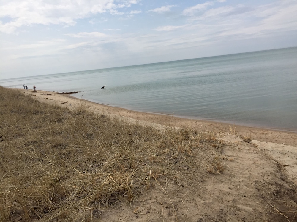 Norwood Cottage on lake Michigan, sleeps 6, dogs welcome