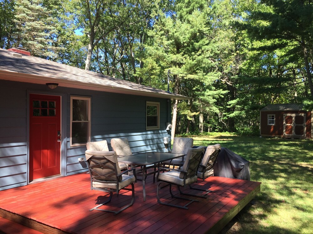 Norwood Cottage on lake Michigan, sleeps 6, dogs welcome