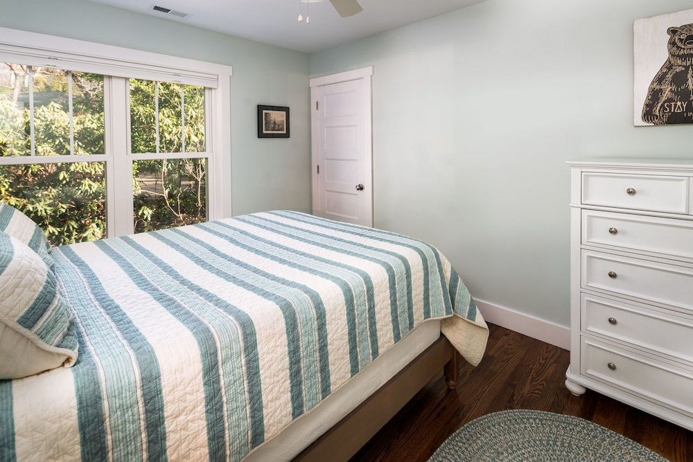 3 bedroom cottage with modern amenities close to Montreat campus