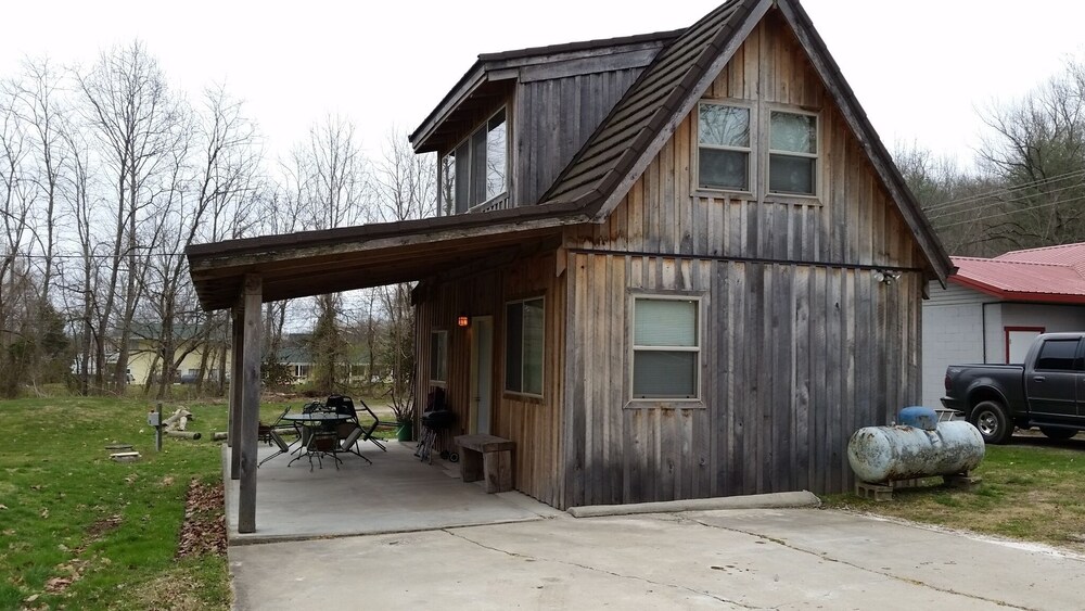 Cabin on Lake Lemon Bloomington IU Ball Games or Nashville Shopping and