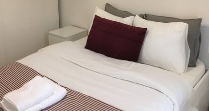Modern 3 Beds In Convenient Location - Parking