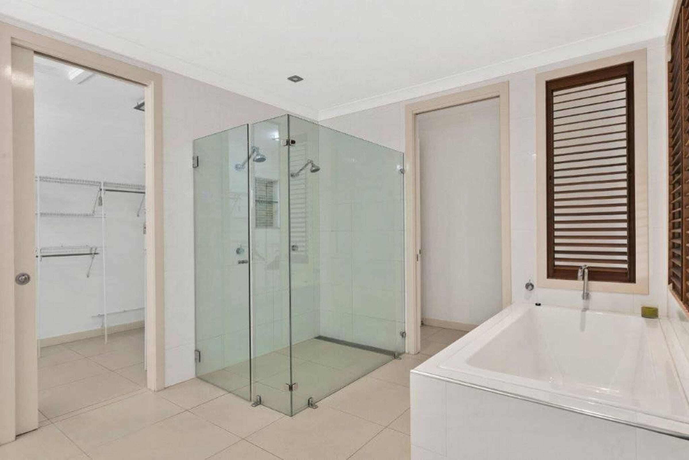 LUXURY HOME near Marina  MEDIA ROOM & WIFI Sleep 8