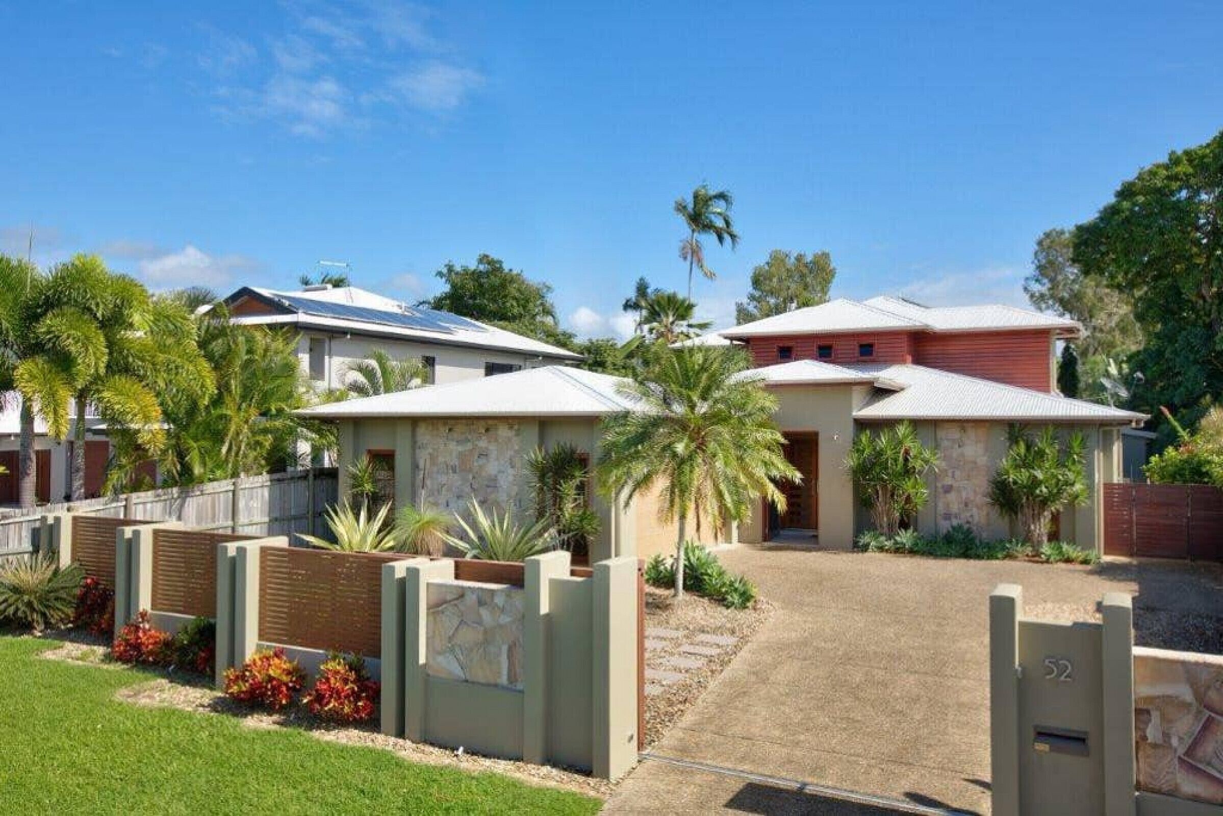 LUXURY HOME near Marina  MEDIA ROOM & WIFI Sleep 8