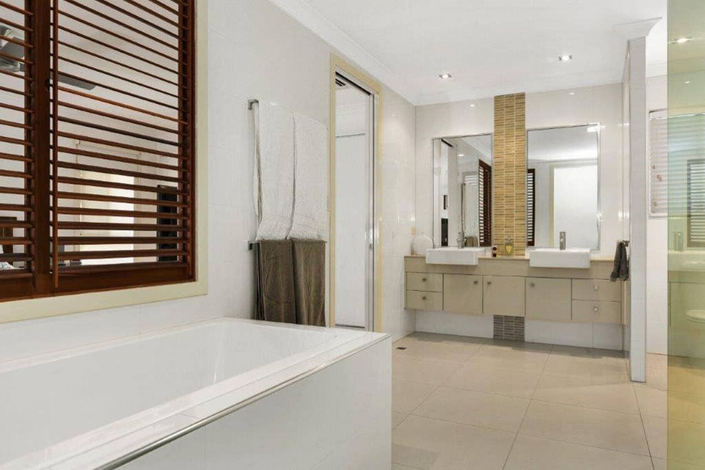 LUXURY HOME near Marina  MEDIA ROOM & WIFI Sleep 8