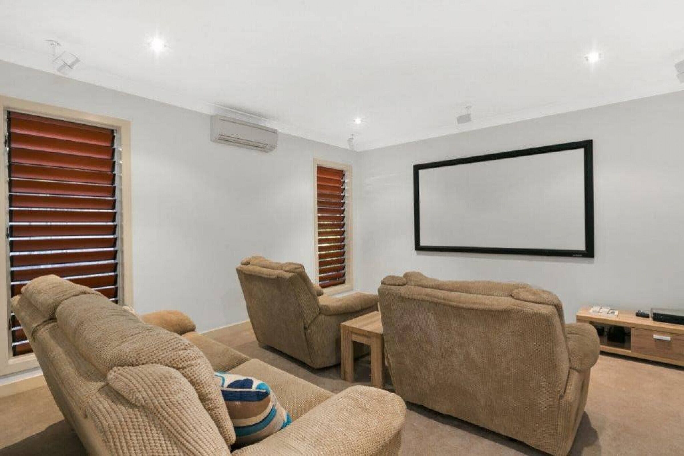 LUXURY HOME near Marina  MEDIA ROOM & WIFI Sleep 8