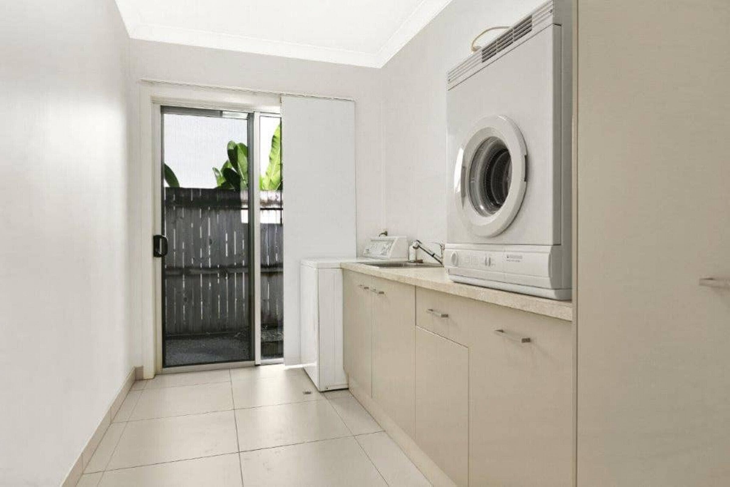 LUXURY HOME near Marina  MEDIA ROOM & WIFI Sleep 8