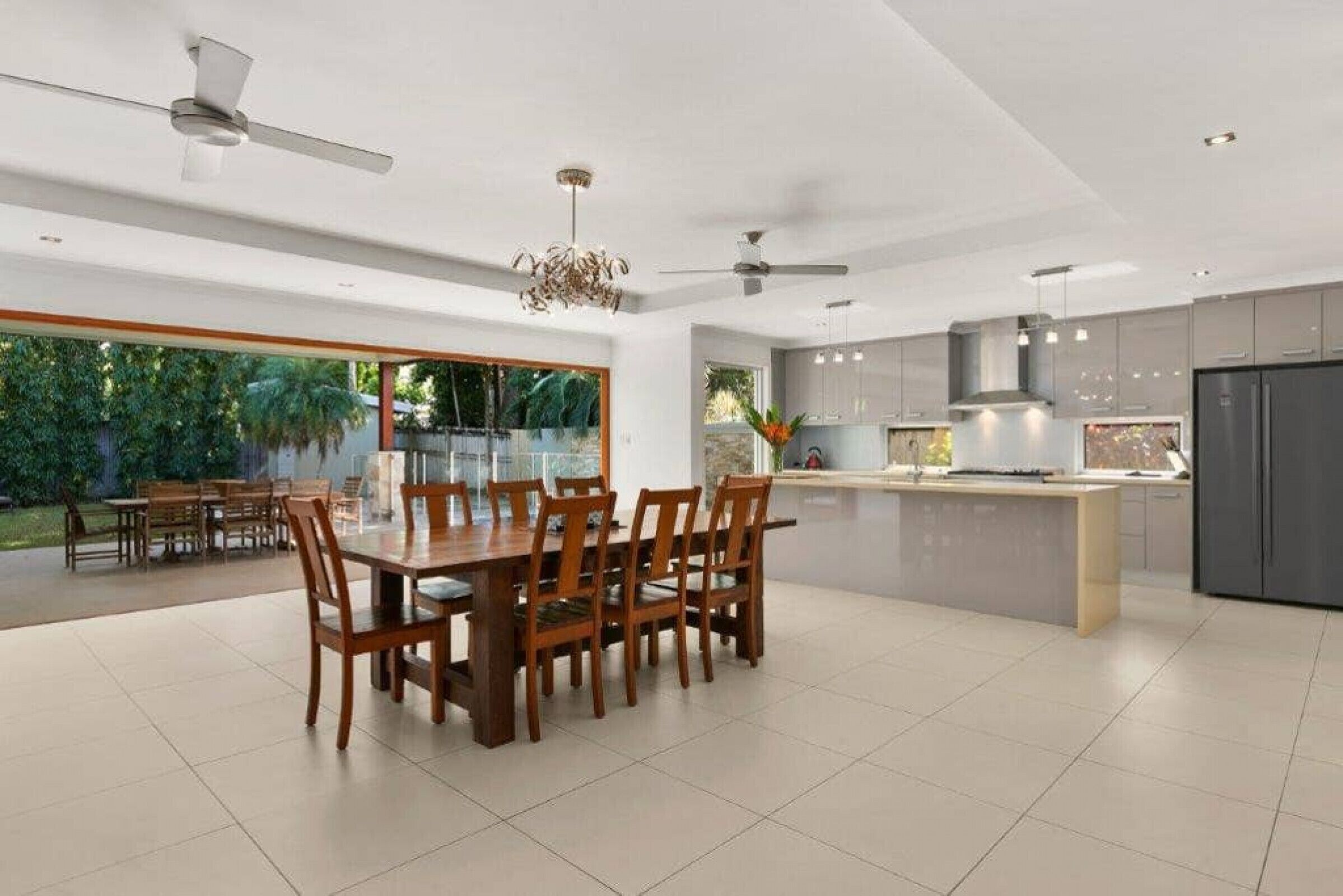 LUXURY HOME near Marina  MEDIA ROOM & WIFI Sleep 8