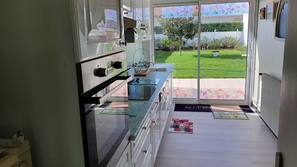 Réfrigérateur, micro-ondes, fourneau de cuisine, lave-vaisselle