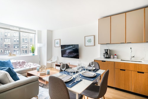 ミッドタウンイースト、サットンプレイスエリアの2ベッドルーム2バスルームアパートメント