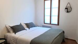 3 bedrooms, iron/ironing board, WiFi, linens