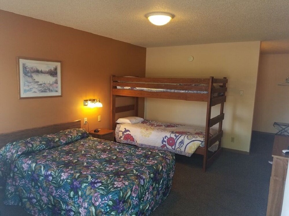 Birchwood Motel in Birchwood, WI! Bunk bed Birchwood Vrbo