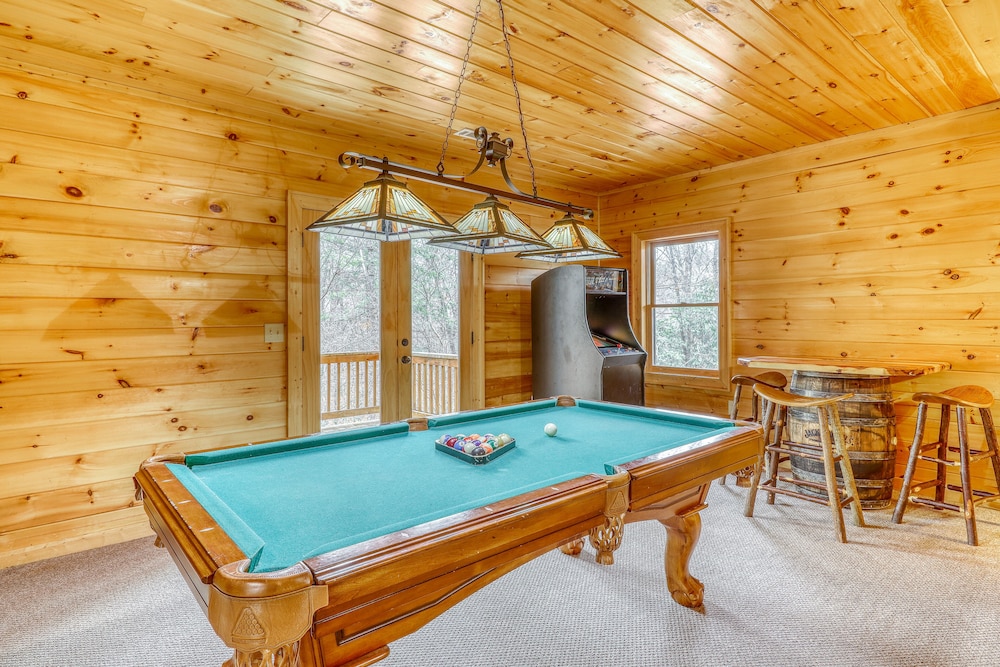 Stunning cabin w/ private hot tub, game room, & expansive deck great