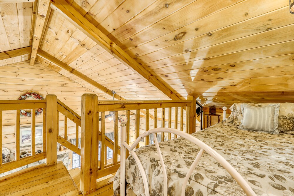 Dog-friendly cabin w/ screened porches/ private hot tub/ pool table/ free WiFi!