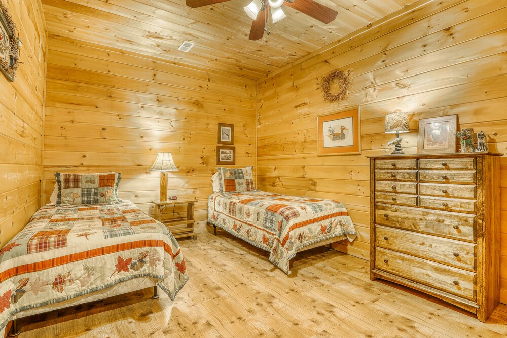 Dog-friendly cabin w/ screened porches/ private hot tub/ pool table/ free WiFi!