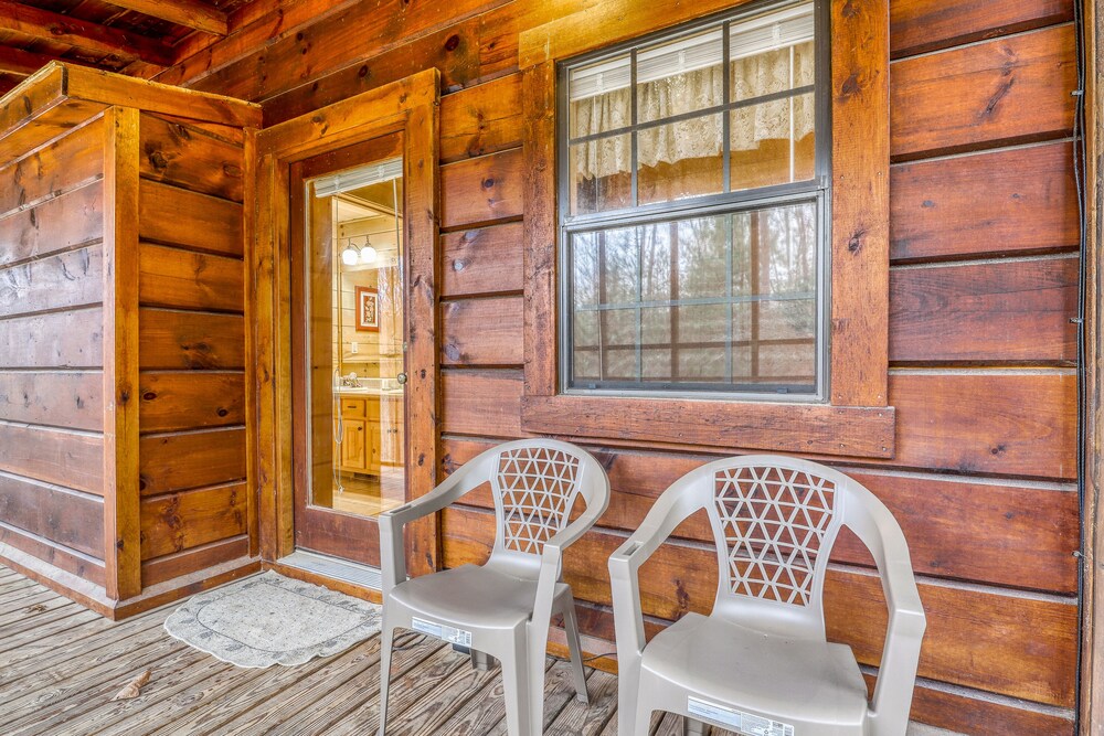 Dog-friendly cabin w/ screened porches/ private hot tub/ pool table/ free WiFi!