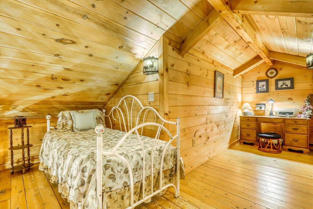 Dog-friendly cabin w/ screened porches/ private hot tub/ pool table/ free WiFi!