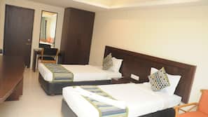 Desk, laptop workspace, iron/ironing board, free WiFi